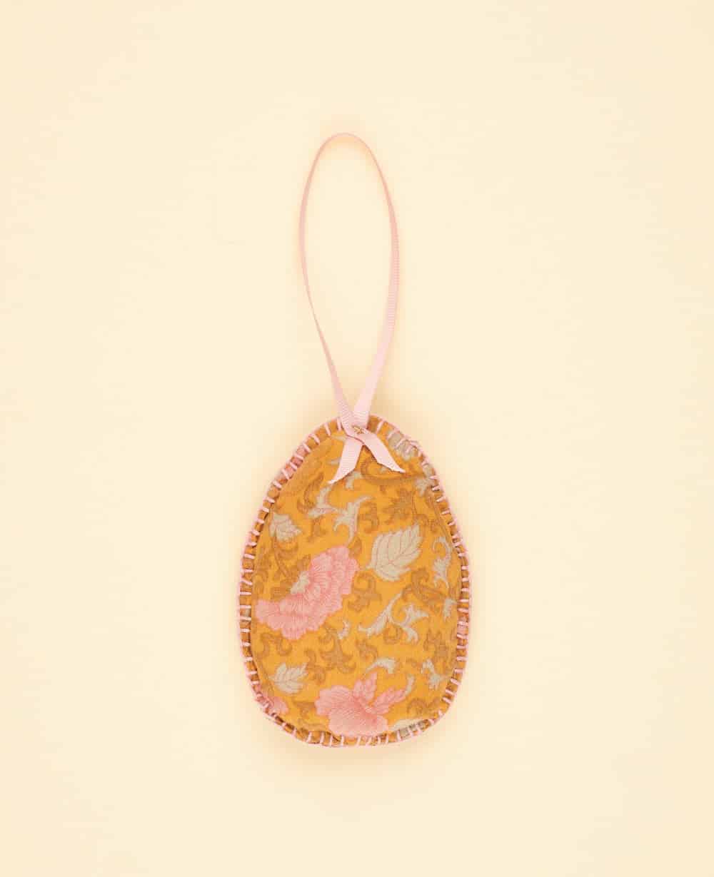sissel noble bo, remix by Sophie, Easter decorations, silk ornaments, silk eggs, Easter eggs, ornaments for hanging, Easter eggs in silk.