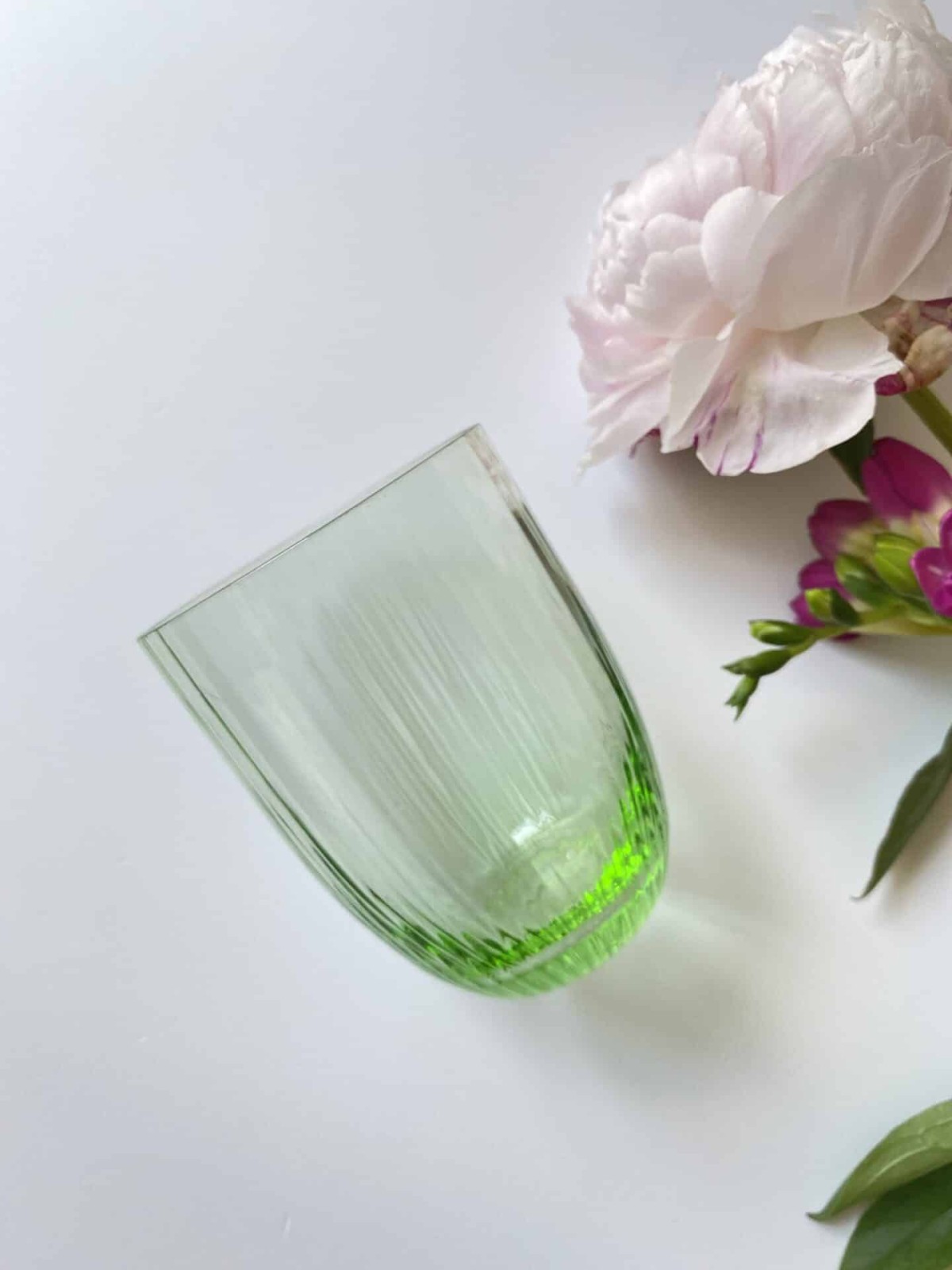bamboo light green, anna von lipa, Remix by Sofie, anna von lipa glass, mouthblown glass, handblown glass, glass, drinking glass, water glass, colored glass, mix and mattck glass, mix & mattck glass, tumbler, wawe glass, swirl glass, harlequin glass, spiral glass, bamboo glass, olive glass, table cover, anna von lipa glass, anna von lipa retailer