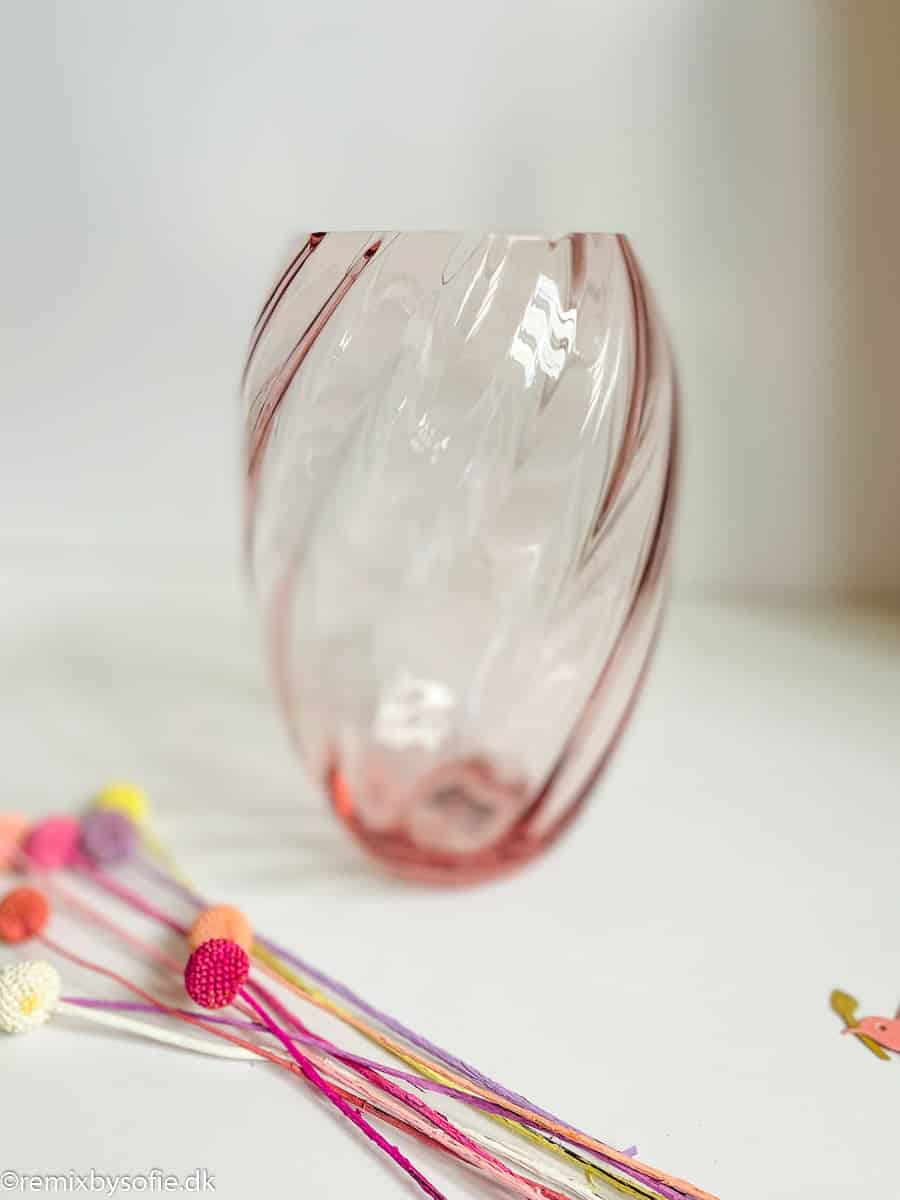 Anna von Lipa has made yet another beautiful mouth blown swirl vase for the collection. The Oslo vase is slightly smaller in size than the popular Dahlia swirl vase. It is beautifully designed and the soft edge at the top makes the flowers look great in the vase.