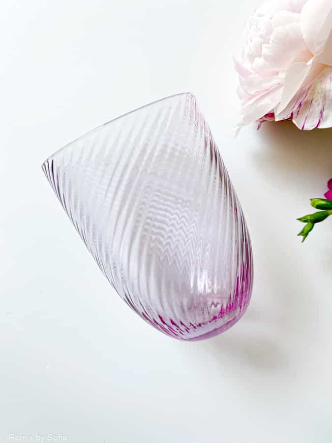 spiral in light purple neodymium, anna von lipa, Remix by Sofie, anna von lipa glass, mouthblown glass, handblown glass, glass, drinking glass, water glass, colored glass, mix and mattck glass, mix & mattck glass, tumbler, wawe glass, swirl glass, harlequin glass, spiral glass, bamboo glass, olive glass, table cover, anna von lipa glass, anna von lipa retailer