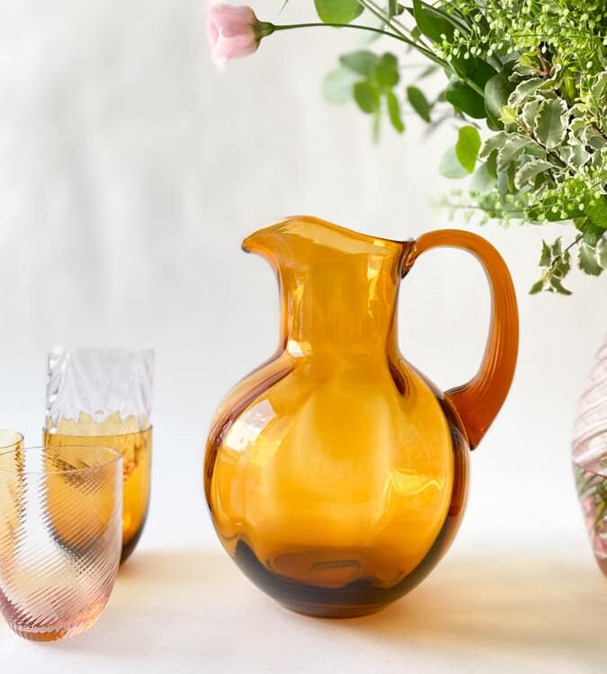 swirlande, jug with swirl, dark amber, anna von lipa, swirl jug, glass jug, mouth blown jug, glass jug, anna von lipa glass, anna von lipa retailer, remix by sofie