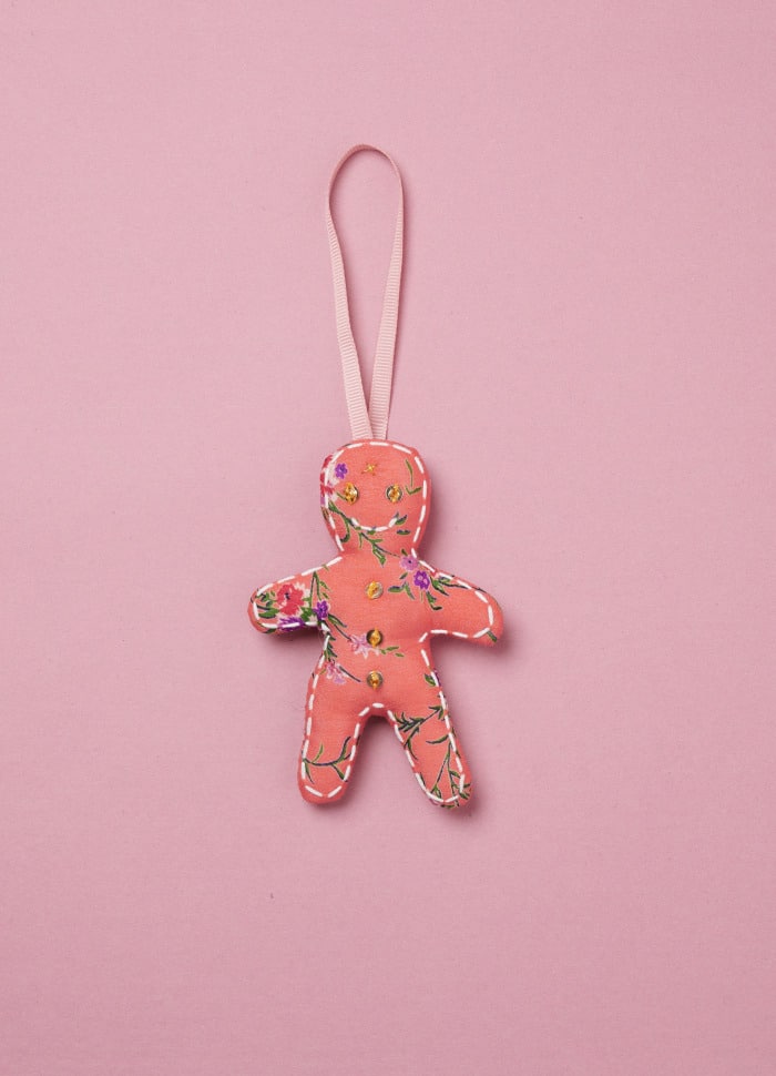 silk cake man, sissel noblebo, Christmas decorations, silk Christmas decorations, ornaments of saris, Indian Christmas decorations, silk heart, genbryúgs ornaments, sustainability, remix by sofie