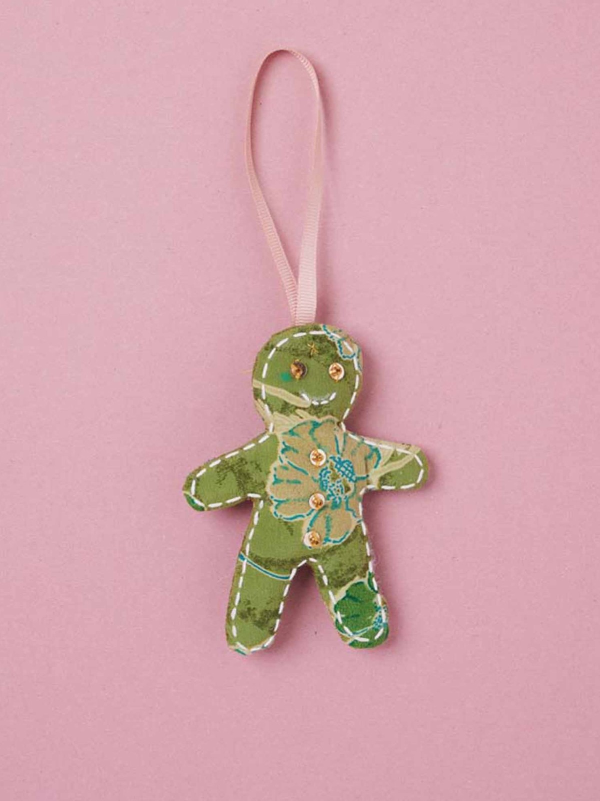 silk cake man, sissel noblebo, Christmas decorations, silk Christmas decorations, ornaments of saris, Indian Christmas decorations, silk heart, genbryúgs ornaments, sustainability, remix by sofie