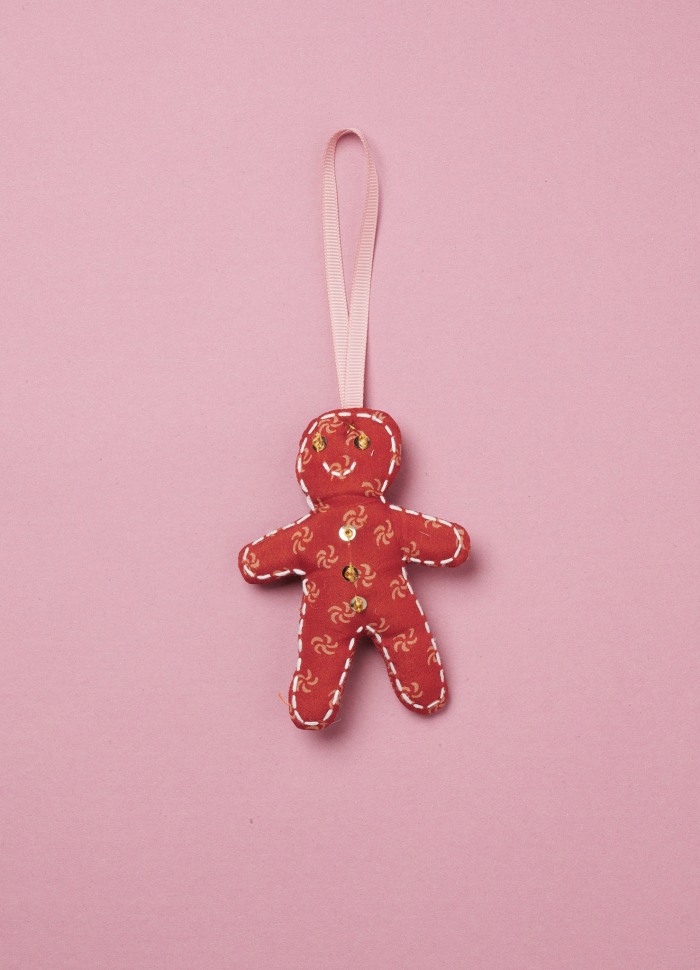 silk cake man, sissel noblebo, Christmas decorations, silk Christmas decorations, ornaments of saris, Indian Christmas decorations, silk heart, genbryúgs ornaments, sustainability, remix by sofie