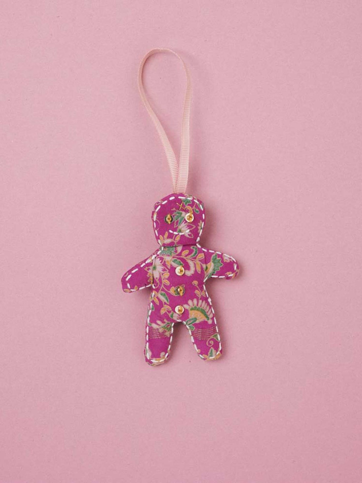 silk cake man, sissel noblebo, Christmas decorations, silk Christmas decorations, ornaments of saris, Indian Christmas decorations, silk heart, genbryúgs ornaments, sustainability, remix by sofie