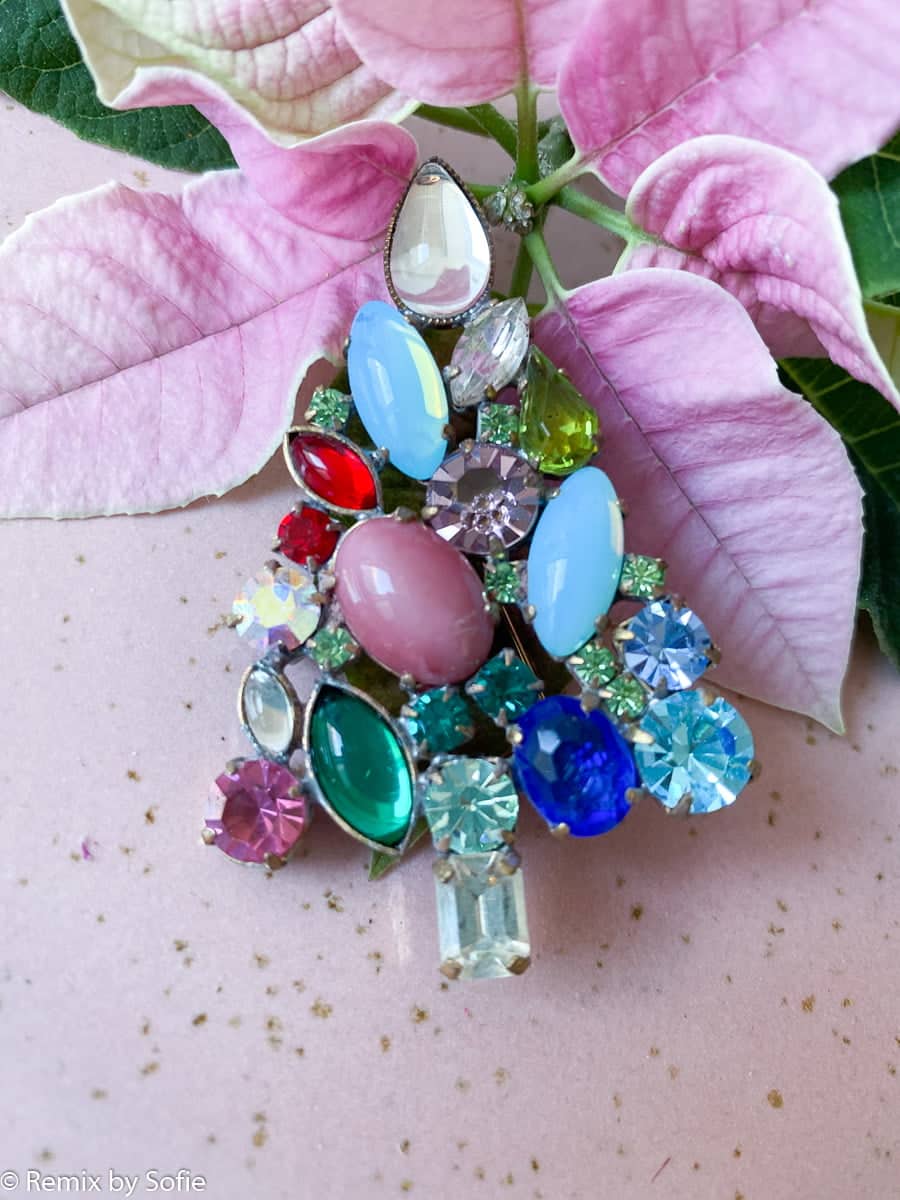 Christmas tree brooch, brooch in rhinestones, vintage brooch,