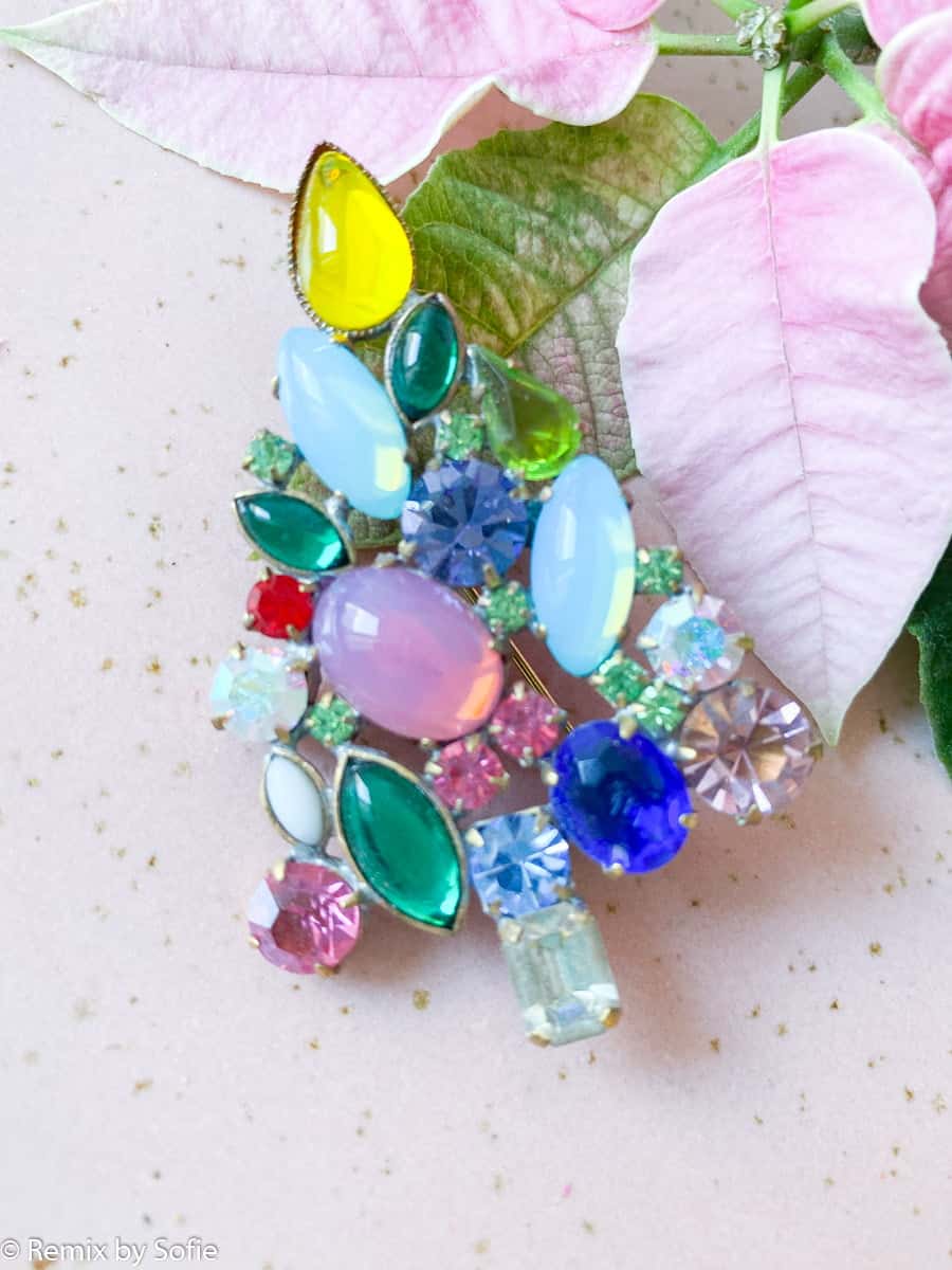 Christmas tree brooch, brooch in rhinestones, vintage brooch,