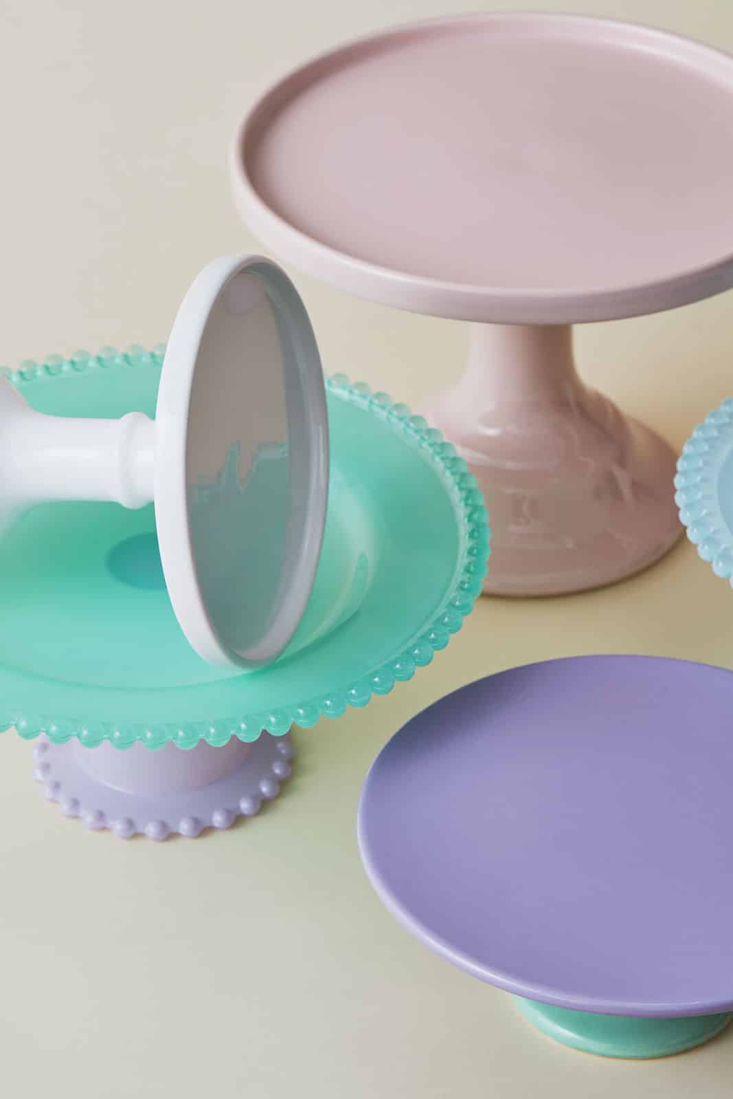 layer cake tray, dish on foot, cake tray on foot, cake tray, miss oil, remix by Sofia,
