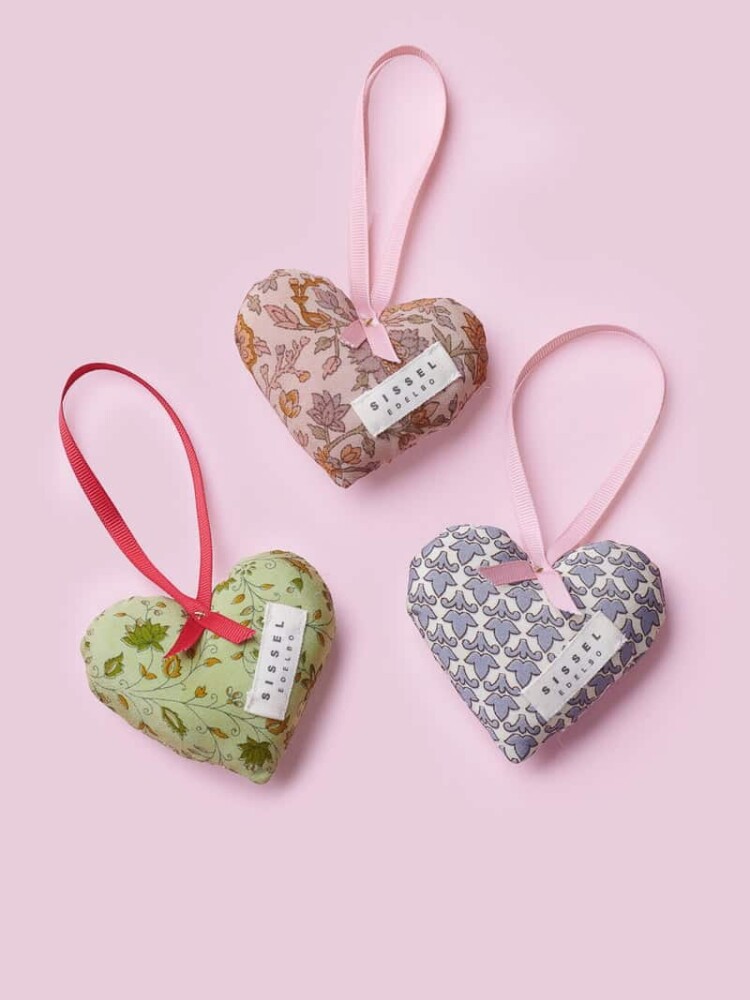 sissel noble bo, Christmas ornaments, silk Christmas ornaments, saris ornaments, Indian Christmas ornaments, silk heart, genbryúgs ornaments, sustainability