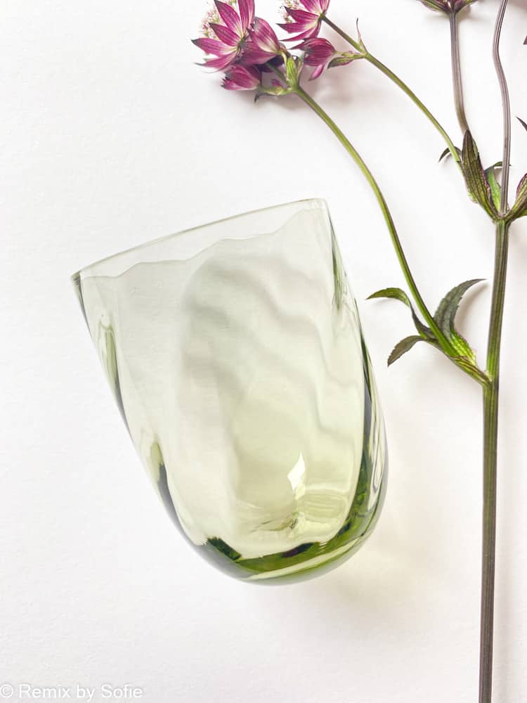 swirl glass in olive, olivegreen, olive green, swirl tumbler, anna von lipa mix & match, swirl glass, wawe glass, harlequin glass, tumbler, water glass, drinking glass, drinking glass, anna von lipa glass, remix by sofie anna von lipa dealer,