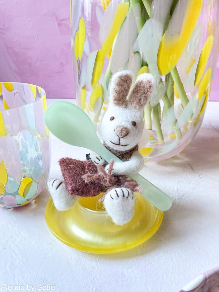 felt has with pants and blue egg, 21312, Easter bunny,hare in white wool, a pot and sift, one pot & sift, remix by sofie, table decorations, ornaments for branches sustainable decoration, organic wool, Easter decorations