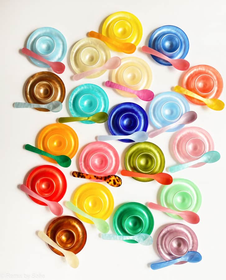 Schöne egg cups and spoons