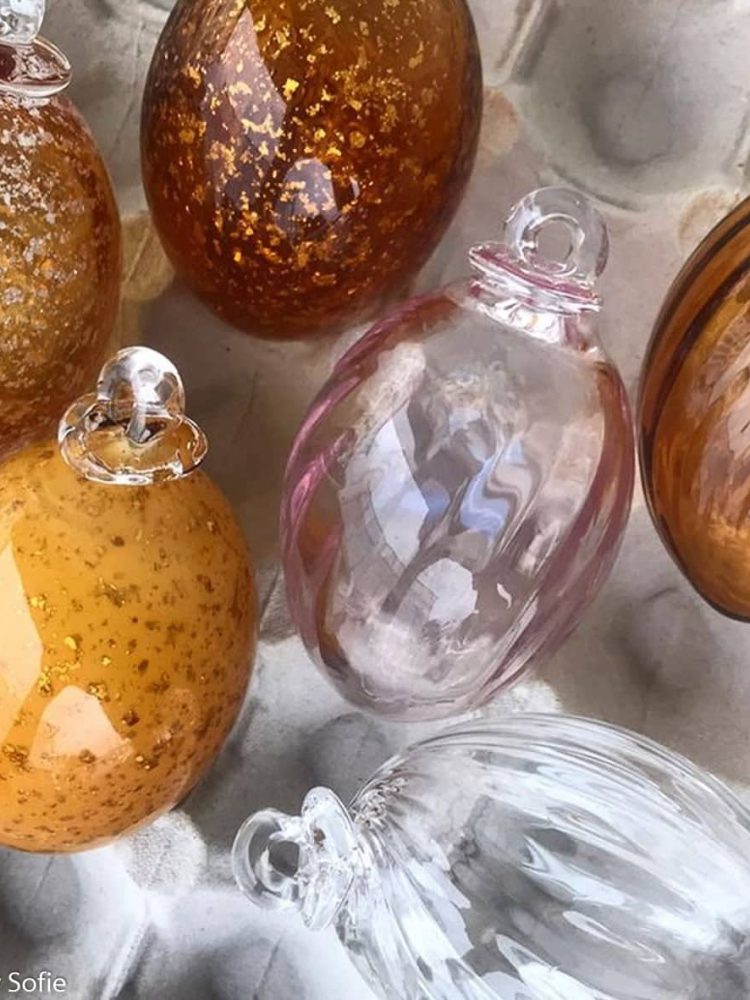 Easter eggs, Easter eggs, opal eggs, opal eggs, glass eggs, anna von lipa glass, opal Easter eggs, remix by Sofia.