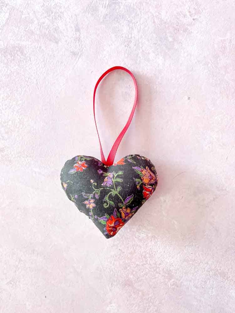 silk heart, sissel noblebo, Christmas decorations, silk Christmas decorations, ornaments of saris, indian Christmas decorations, silk heart, genbryúgs ornaments, sustainability, remix by sofie
