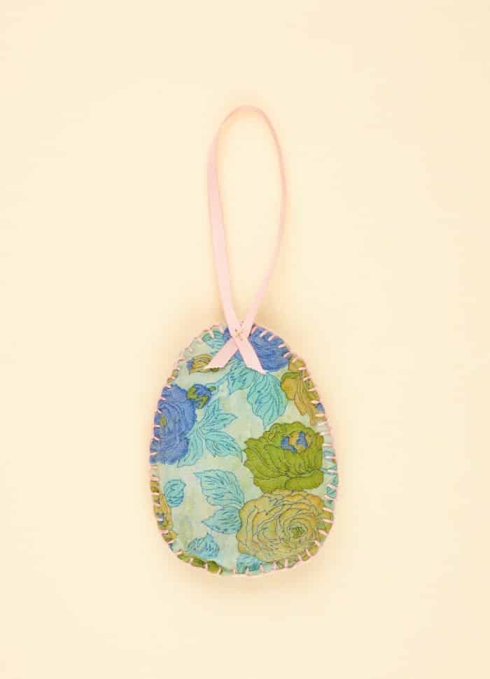 sissel noble bo, remix by Sophie, Easter decorations, silk ornaments, silk eggs, Easter eggs, ornaments for hanging, Easter eggs in silk.