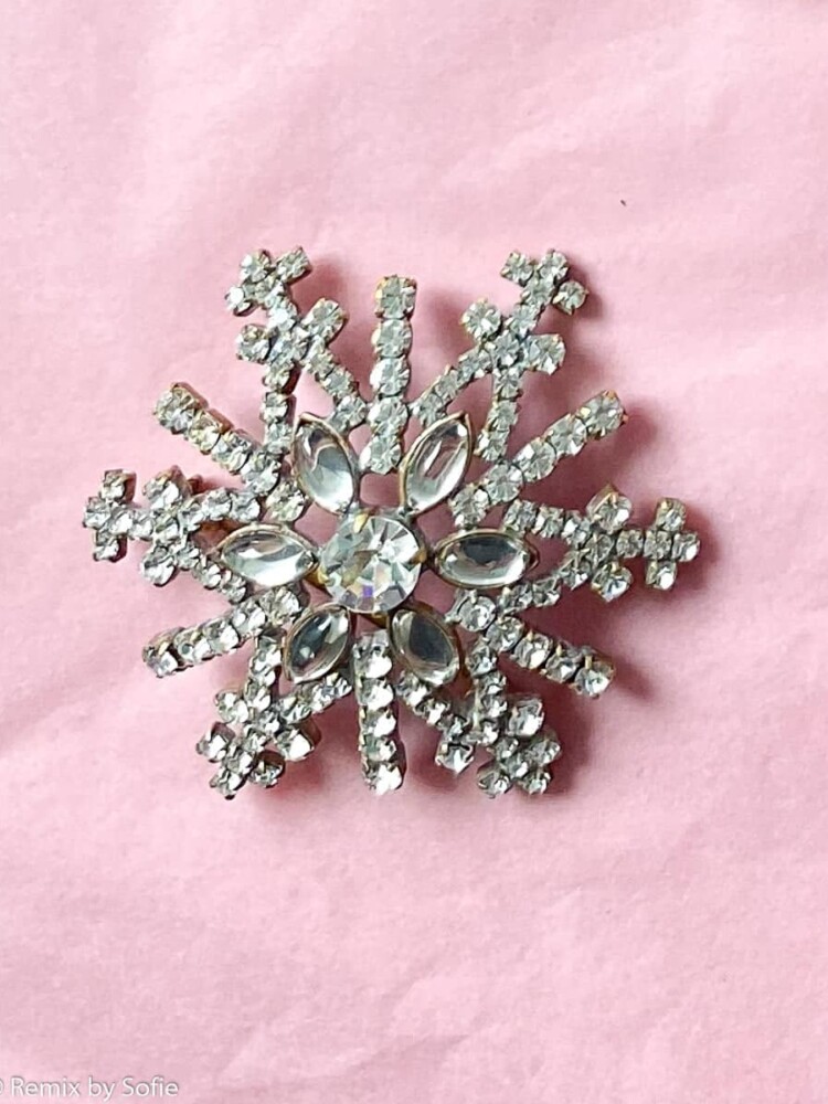 brooch, brooch in rhinestones, snowflakes, rhinestone snowflakes,