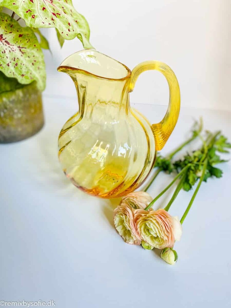 Anna von Lipa swirling 2 liters in lemon