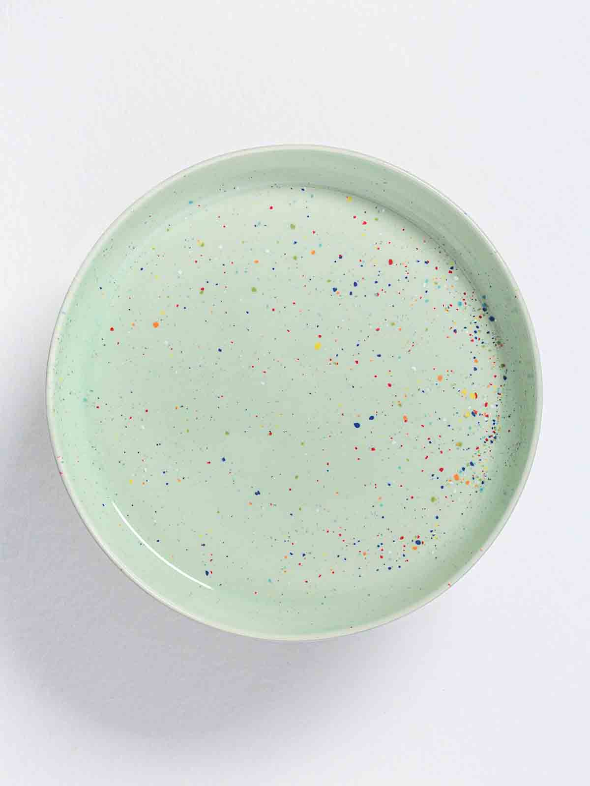 Ceramic cake tray on the base with confetti - Egg Back Home