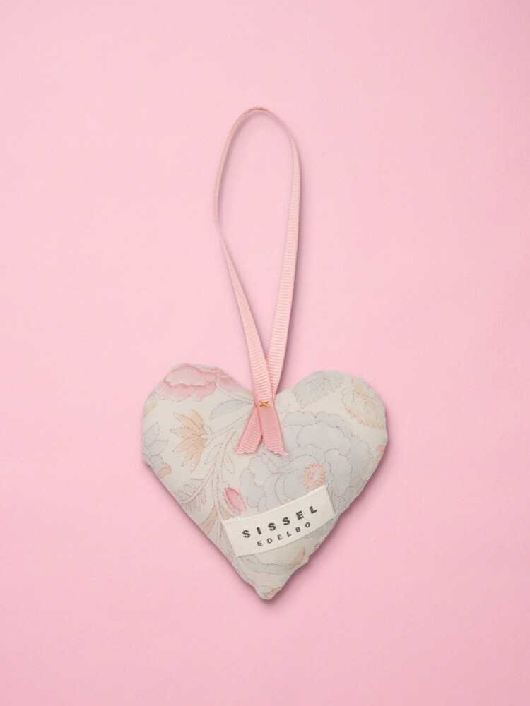 upcycling Christmas decorations in silk, heart - Sissel Edelbo