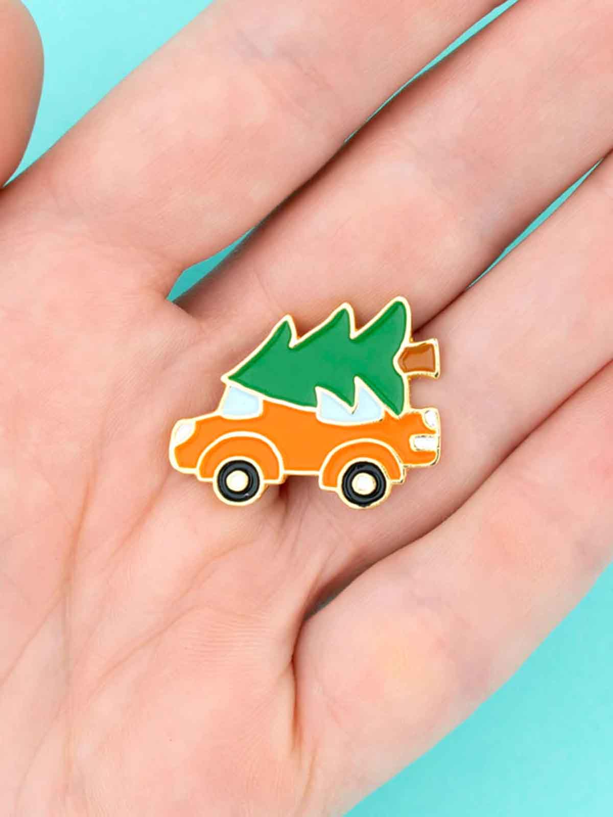 Pin with car and Christmas tree - Coucou Suzette