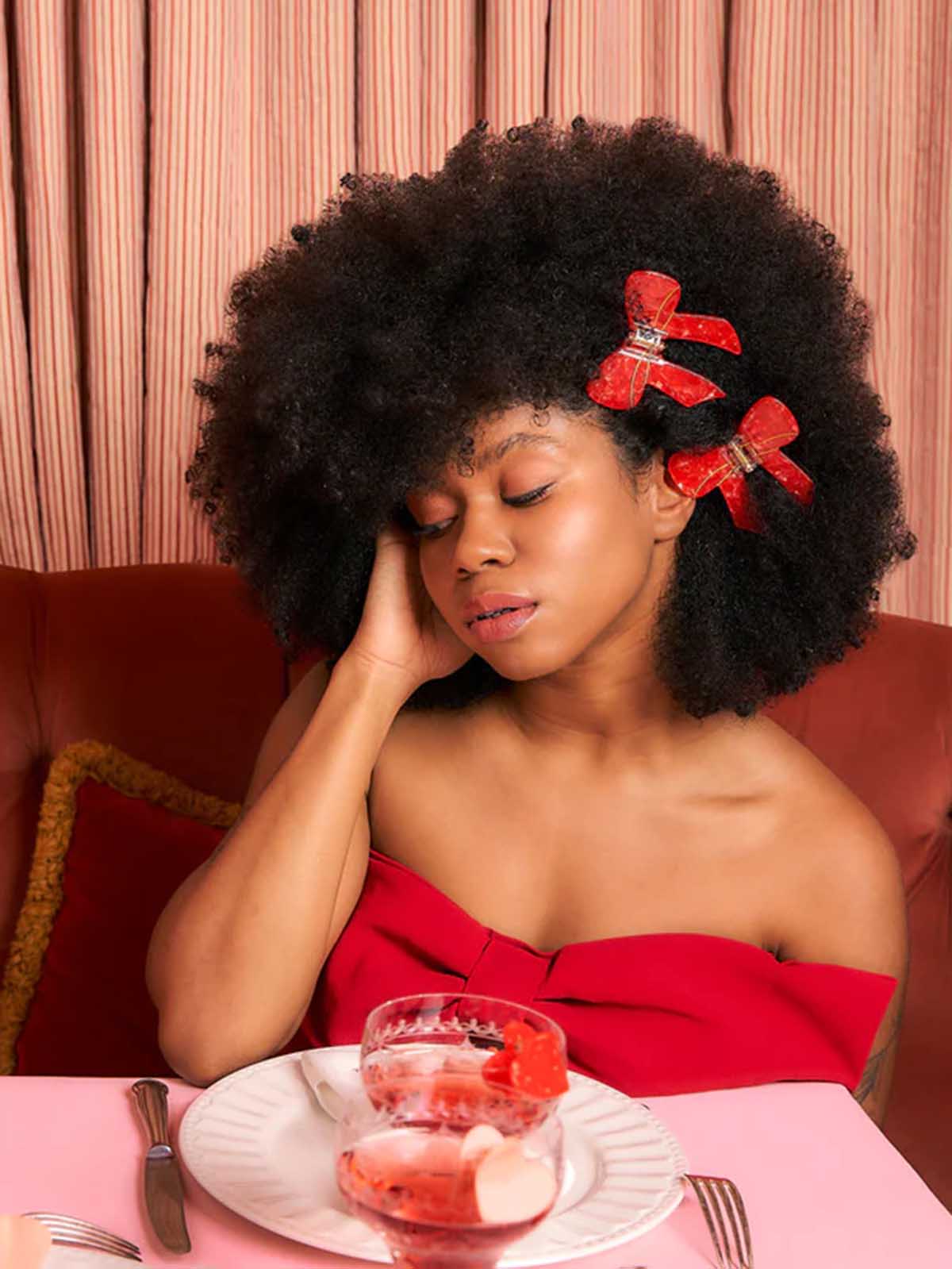 Woman with two red bows in her hair - Coucou Suzette