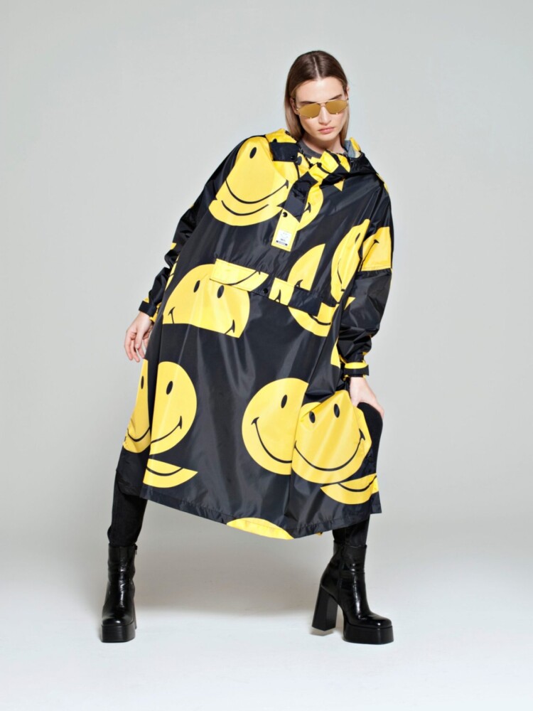rain poncho black yellow smiley - Rainkiss