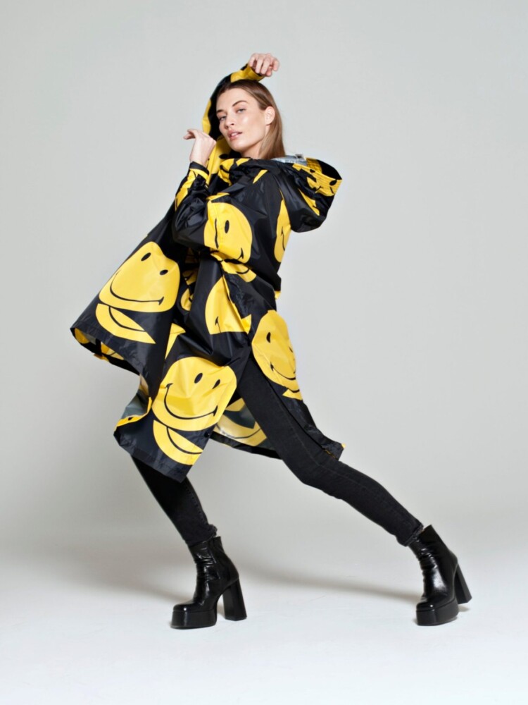 rain poncho black yellow smiley - Rainkiss