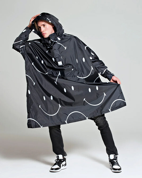 Rainkiss rain poncho in recycled plastic classics smile in black and white