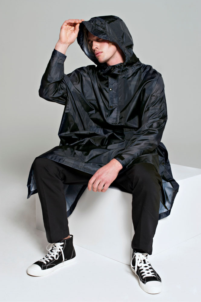 Rain ice rain poncho in recycled plastic, black back to black art camo