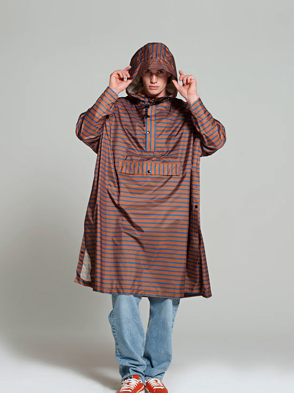 Rain ice rain poncho in recycled plastic city brenton brown with blue stripes