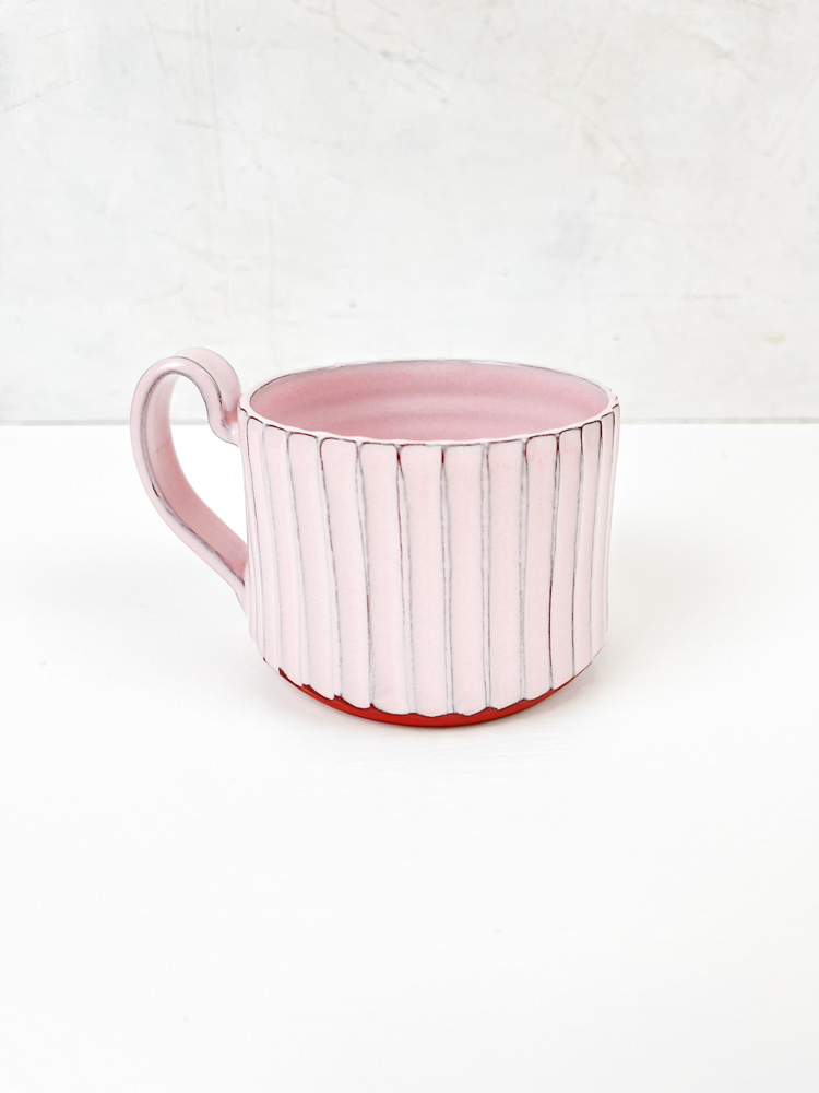 Baby pink ceramic cup with grooves