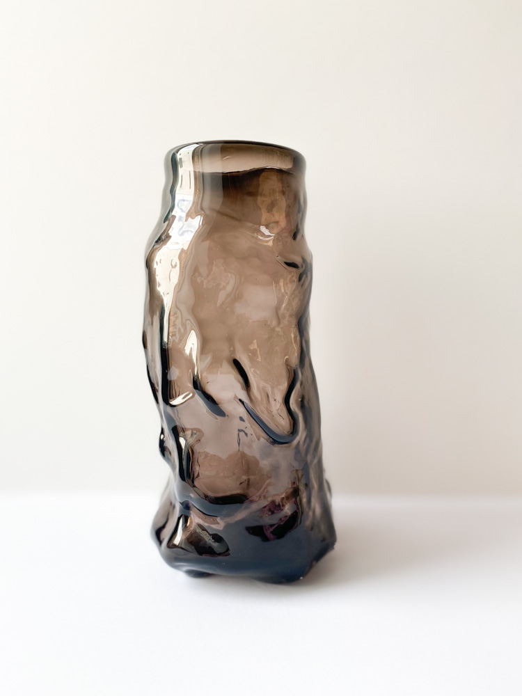 Mouth blown curl vase in transparent amber from Marie Retpen