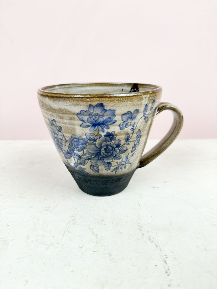 cup with handle in dark stoneware - by Sofia Korolina white with blue flowers