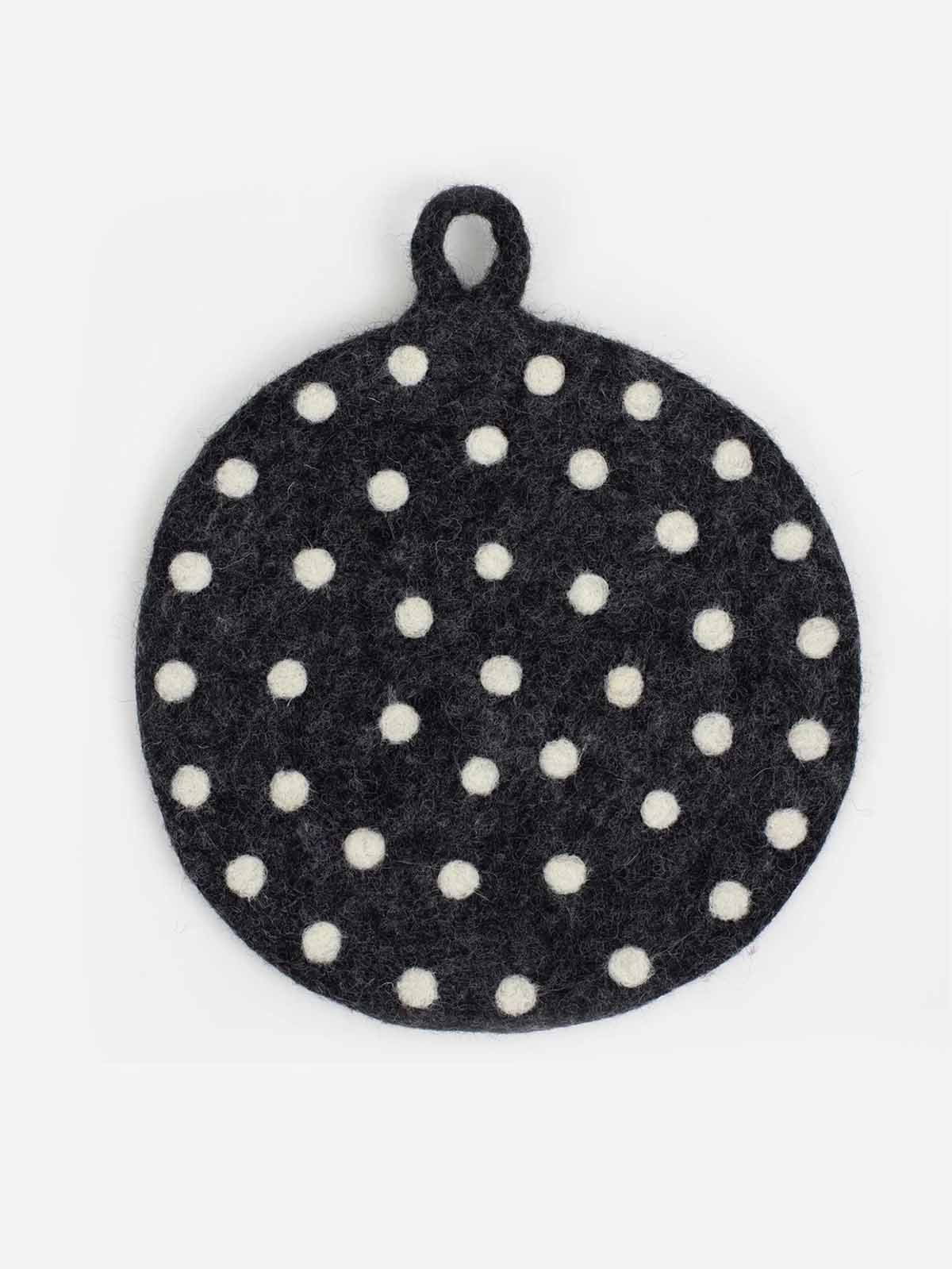 a world of craft - Afroart potholder in wool in grey with white dots
