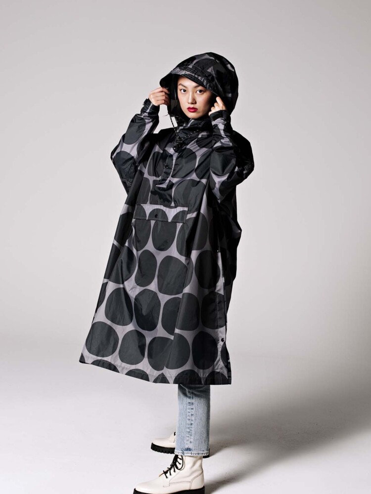 Rain ice rain poncho in black with grey dots