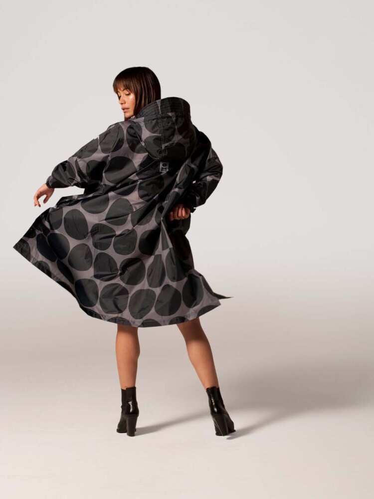 Rain ice rain poncho in black with grey dots