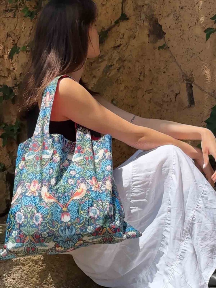loqi shopping bag - mule bag in 100% recycled plastic - william morris strawberry thieves.