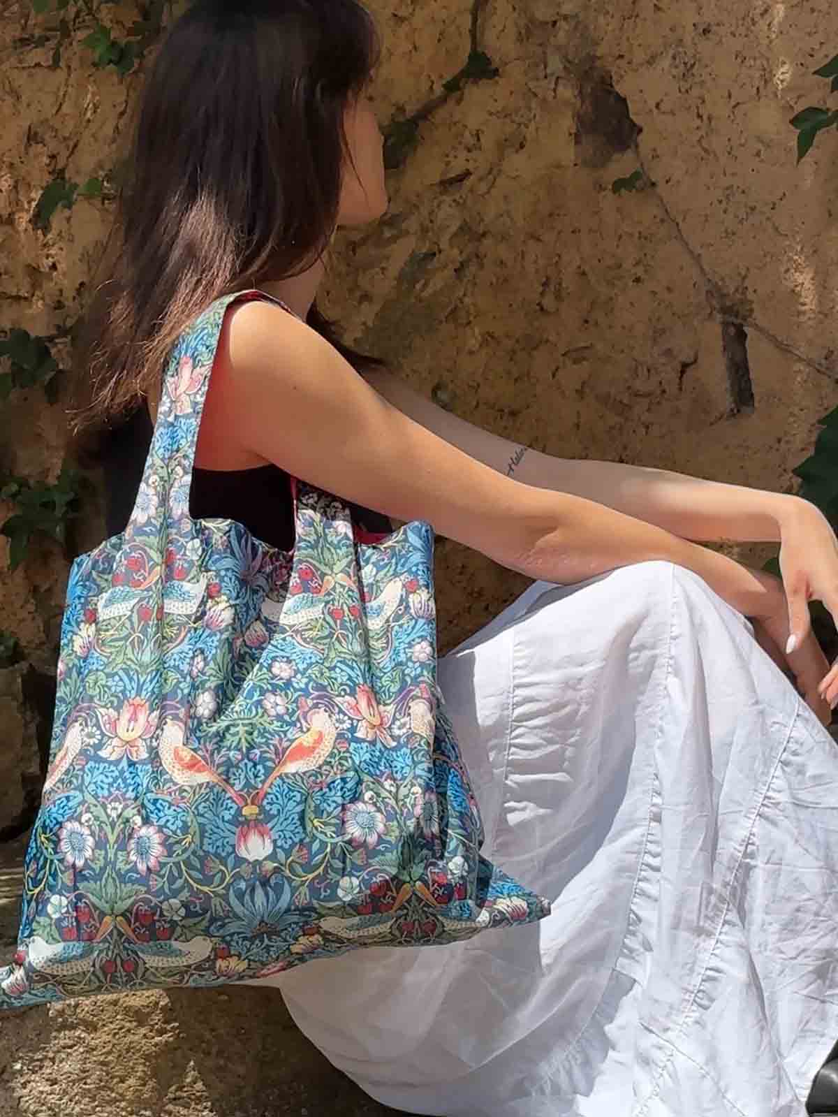 loqi shopping bag - mule bag in 100% recycled plastic - william morris strawberry thieves.