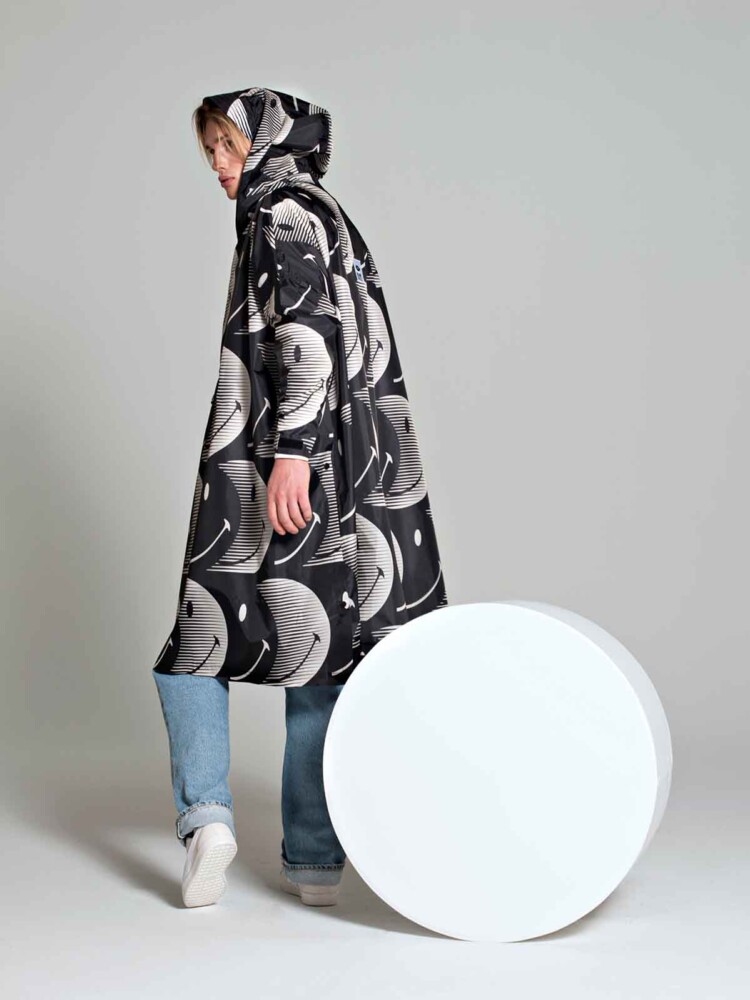 Rain ice rain poncho - rainwear for the faint of heart - 100% recycled plastic. Genrug plastic in blue and if with smileys.