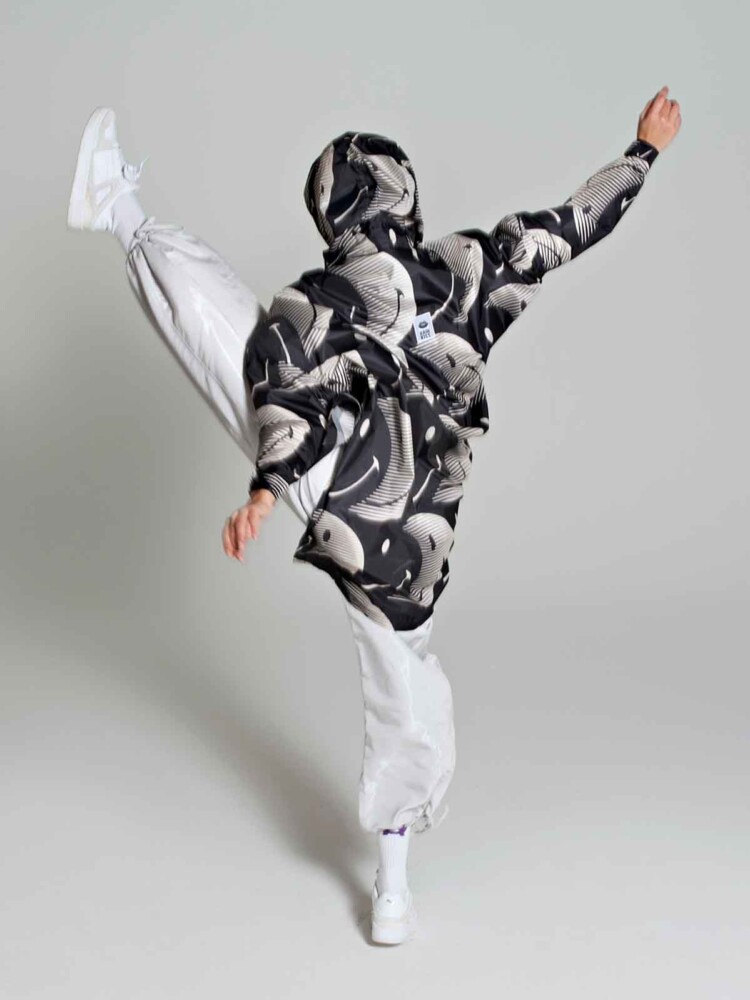 Rain ice rain poncho - rainwear for the faint of heart - 100% recycled plastic. Genrug plastic in blue and if with smileys.