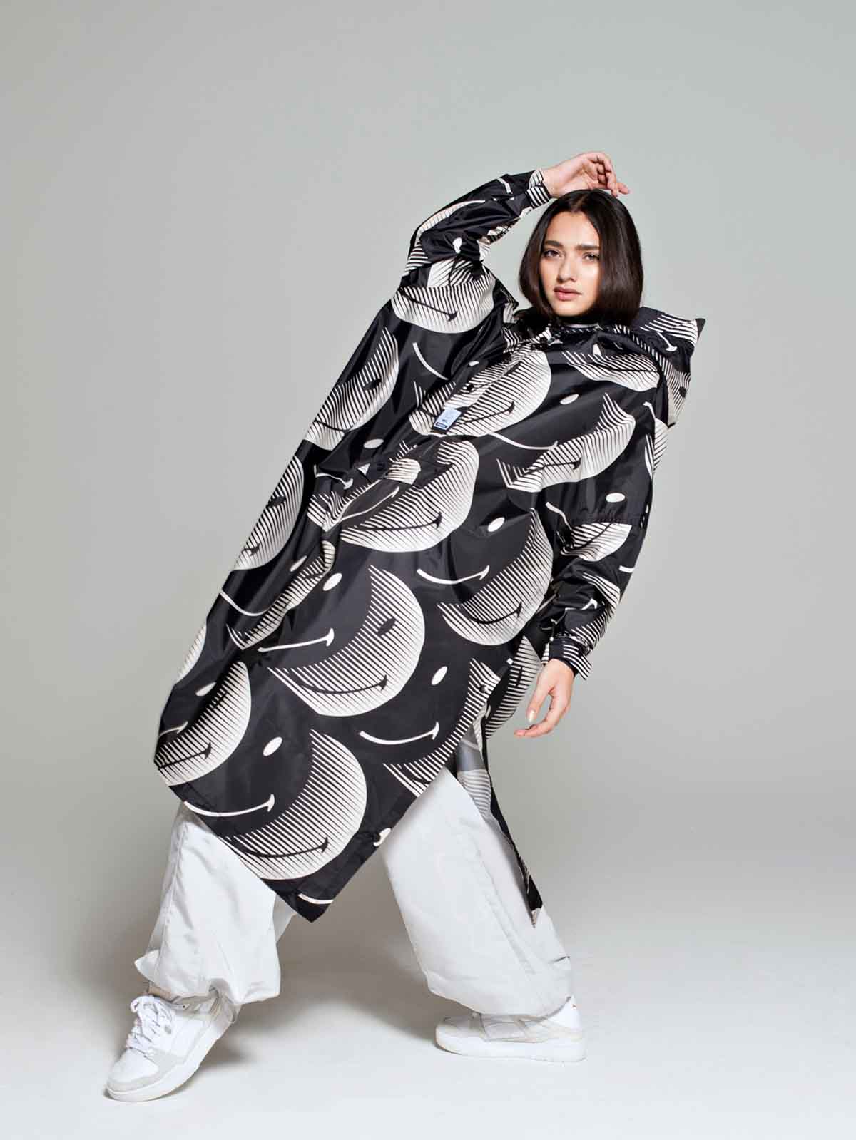 Rain ice rain poncho - rainwear for the faint of heart - 100% recycled plastic. Genrug plastic in blue and if with smileys.