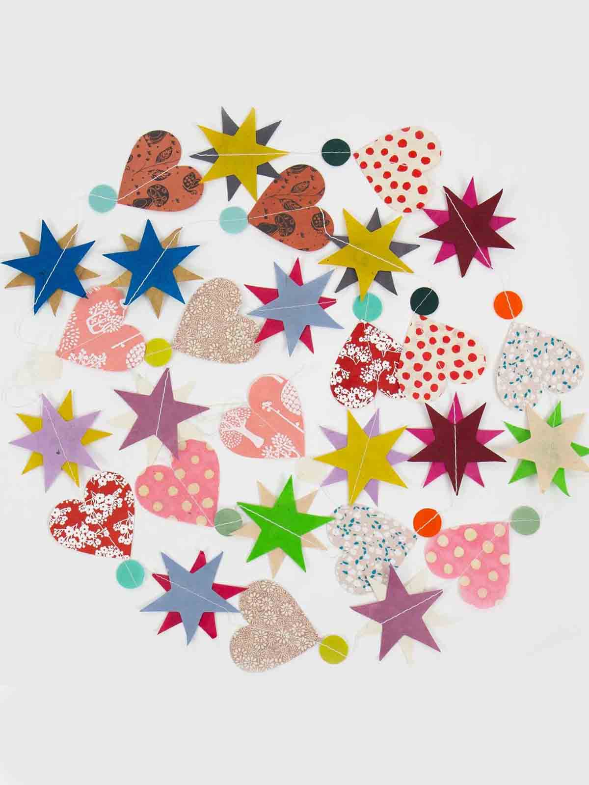 a world of carft - afroart - guierlande cosmos with stars and hearts