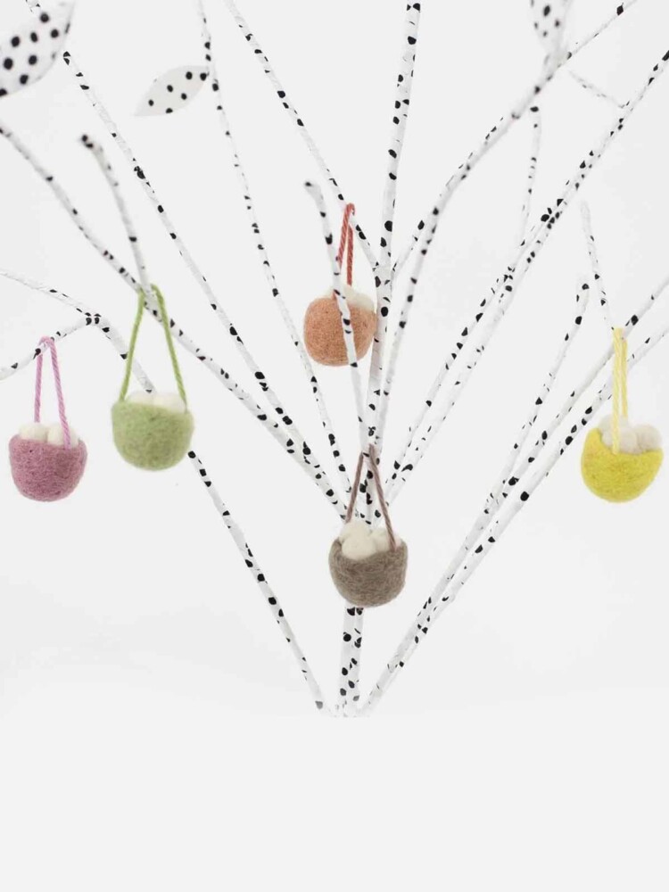 Easter pyn nt in felt from Afroart
