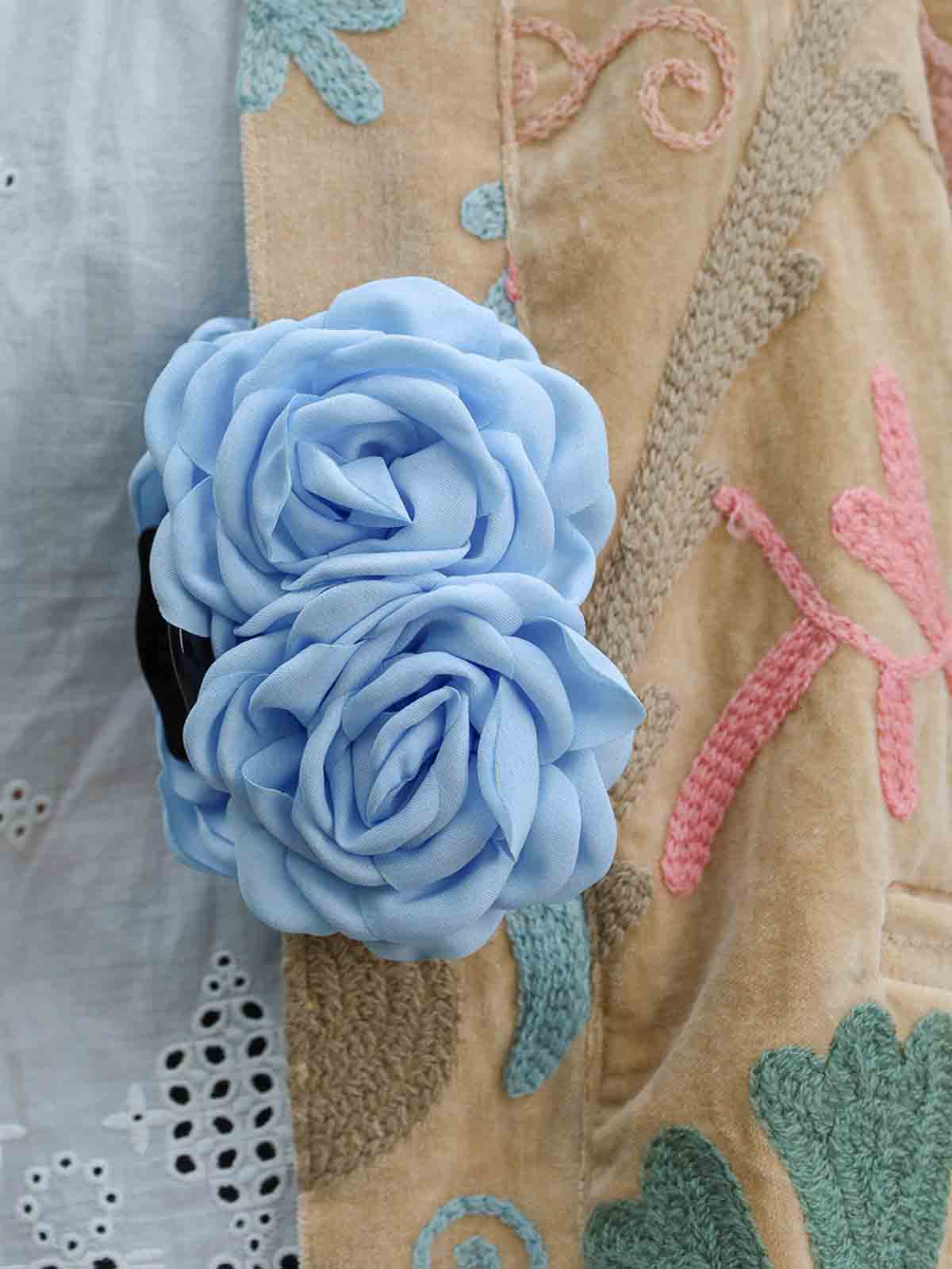 Merle hair clip with two flowers in light blue