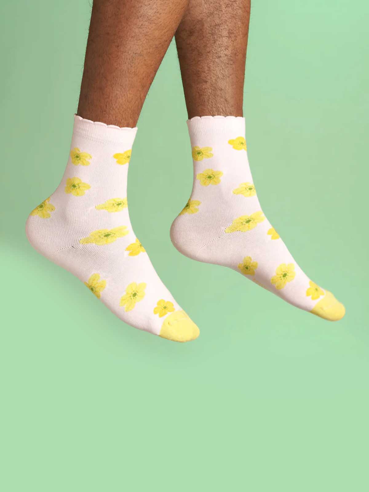 cou cou suzette - socks in delicate pink with yellow buttercups