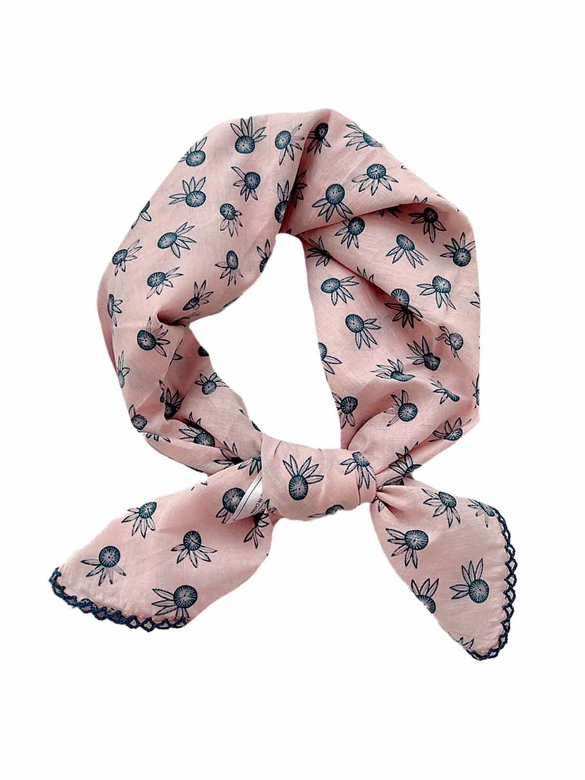 by stära scarf with pattern around the neck