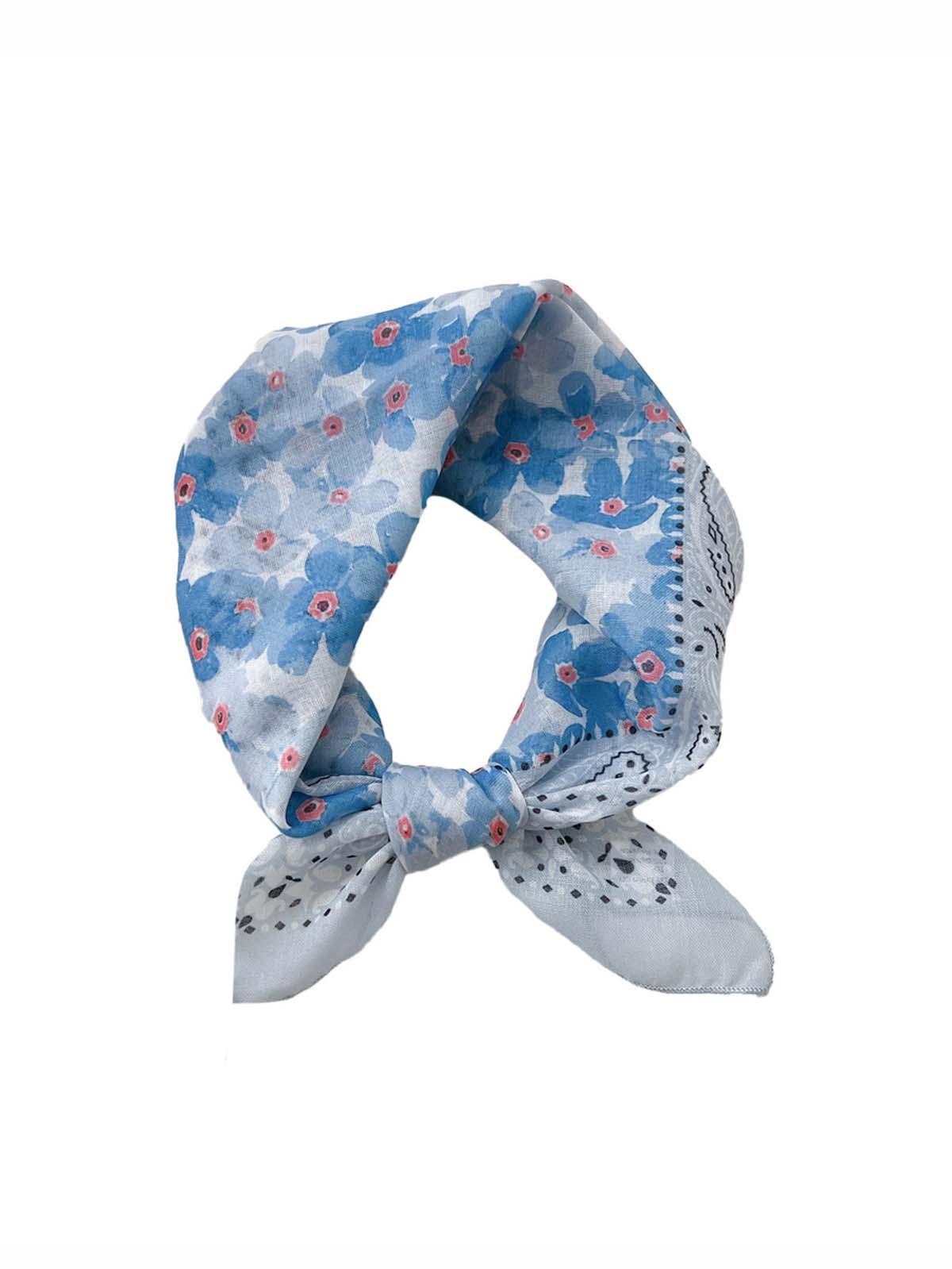 by stära scarf with pattern around the neck