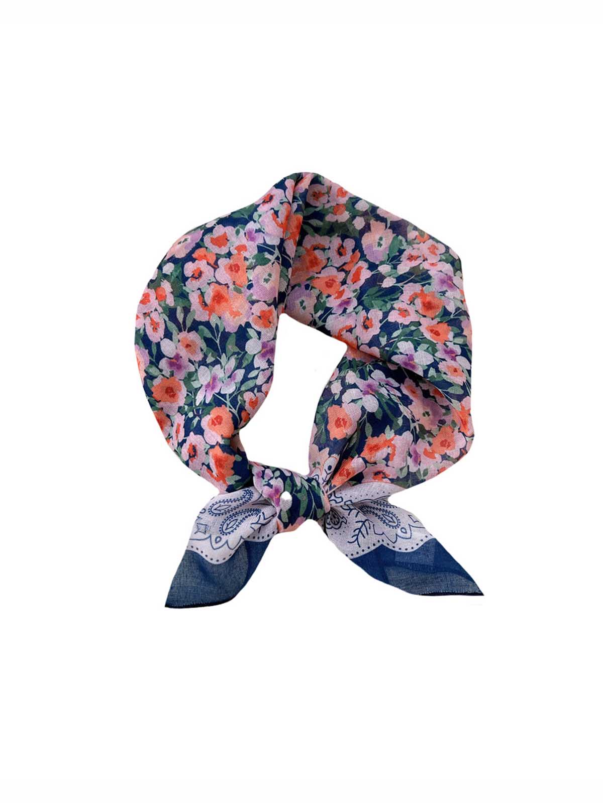 by stära scarf with pattern around the neck