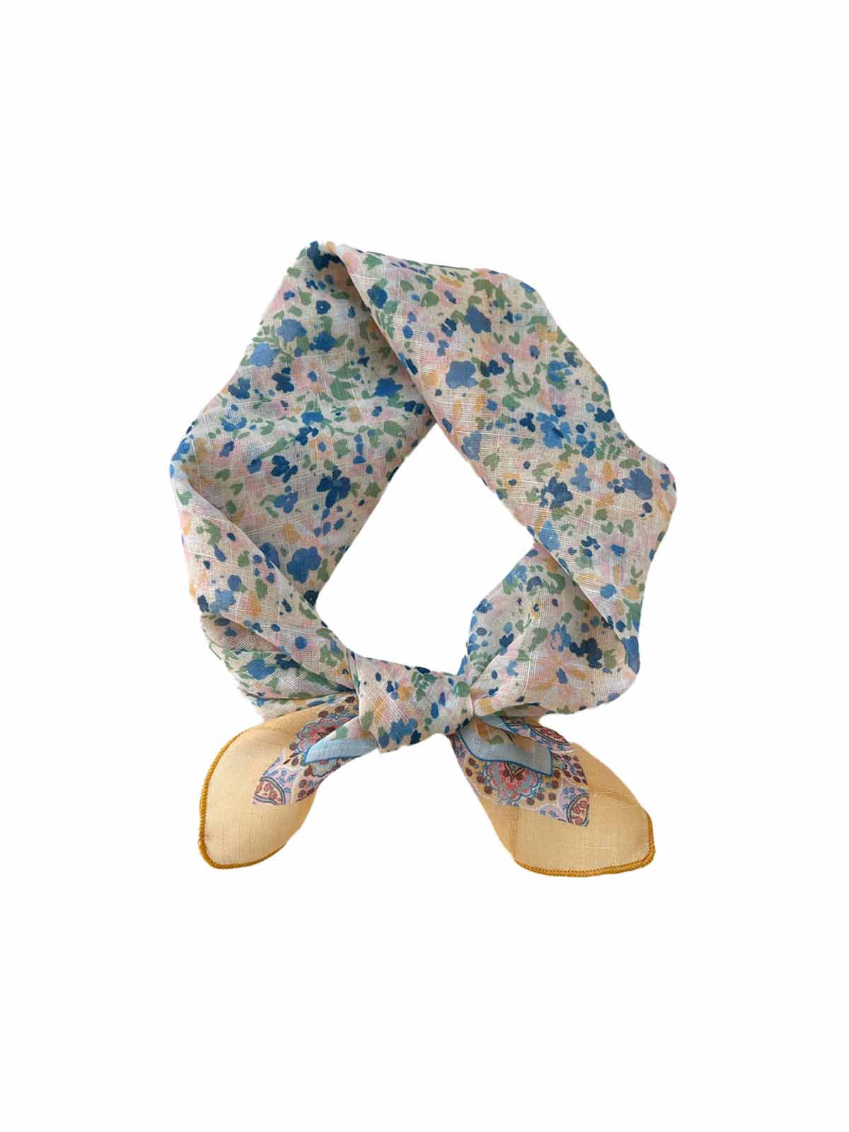 by stära scarf with pattern around the neck