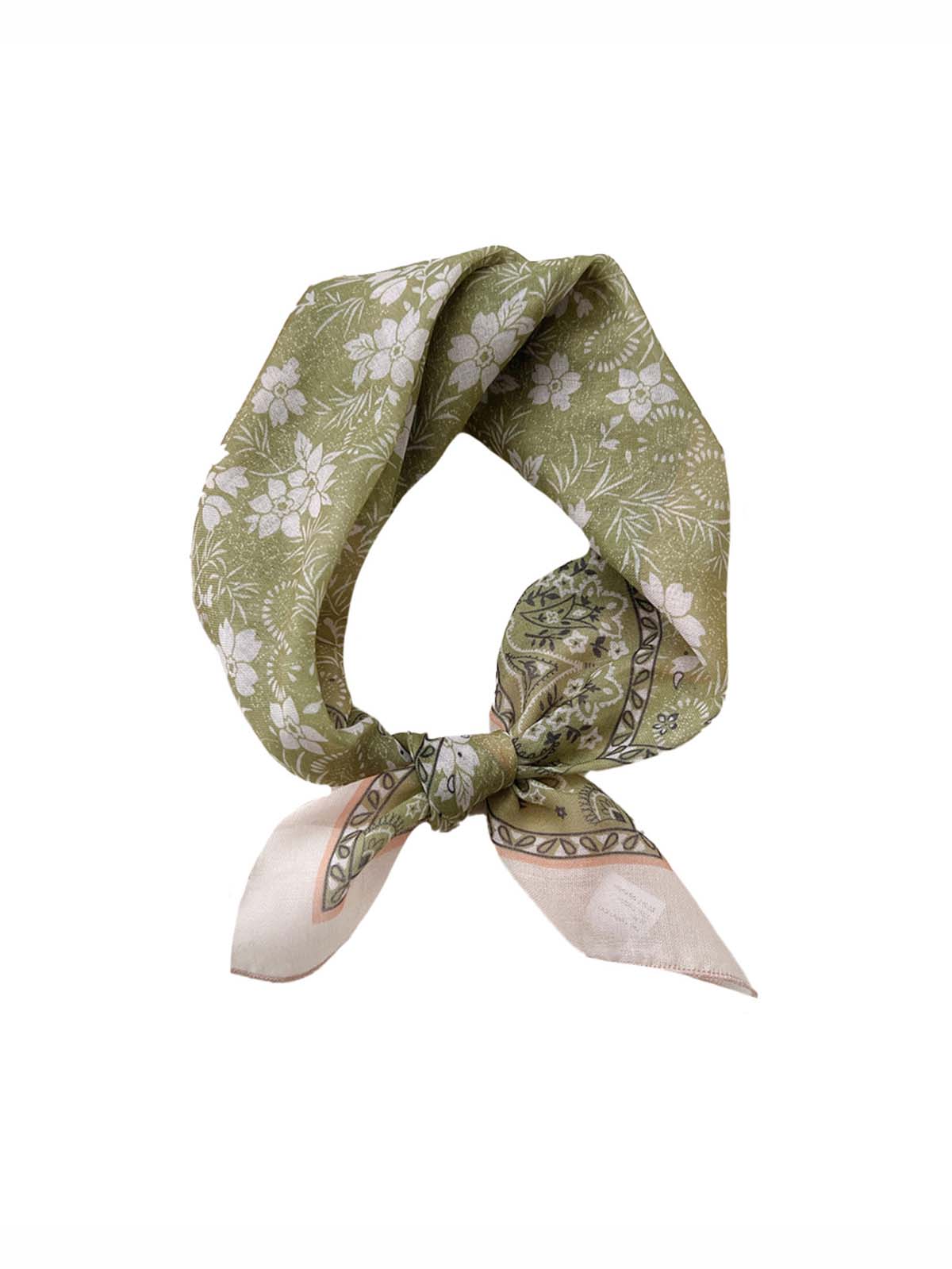 by stära scarf with pattern around the neck